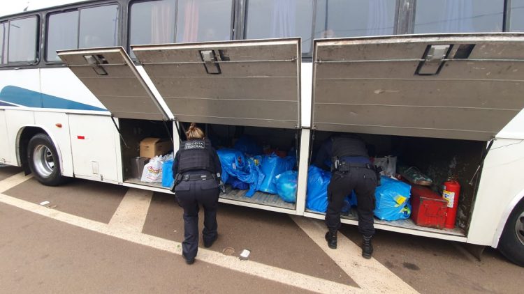 Receita Federal apreende três ônibus com contrabando e descaminho em Santa Terezinha