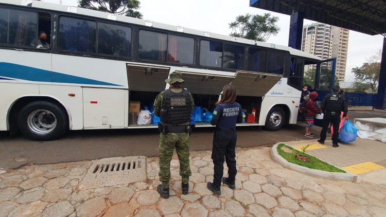 Receita Federal apreende três ônibus com contrabando e descaminho em Santa Terezinha