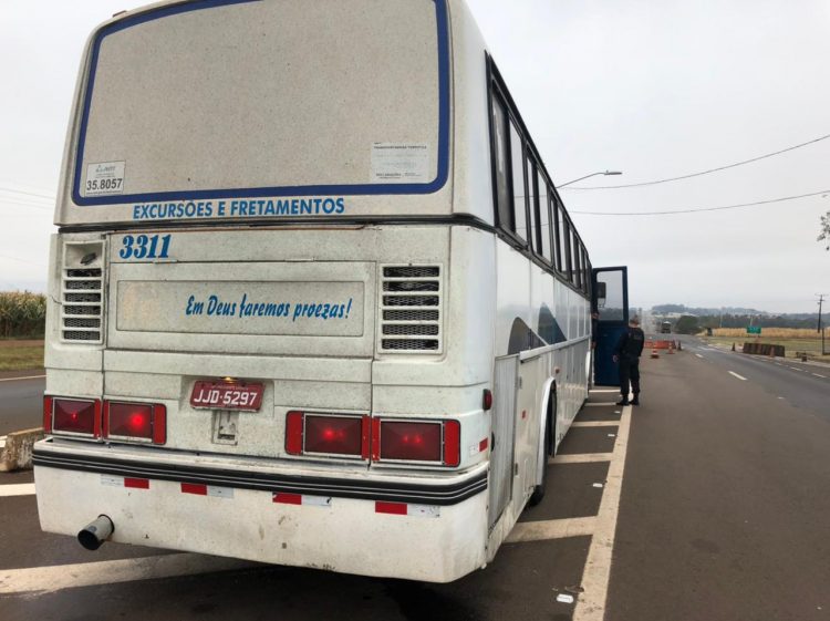 Receita Federal apreende três ônibus com contrabando e descaminho em Santa Terezinha