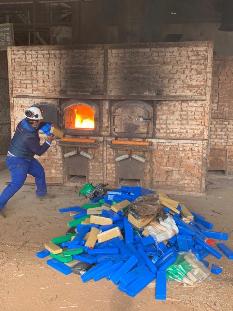 Polícia Federal incinera mais de uma tonelada de drogas