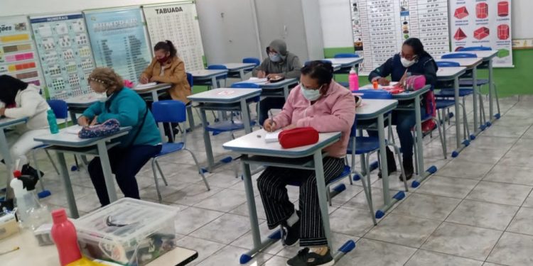 Educação de Jovens e Adultos resgata a dignidade e transforma a vida de alunos em Foz