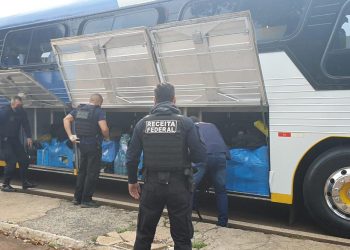Receita Federal e PRF fazem retenção de ônibus na BR 277