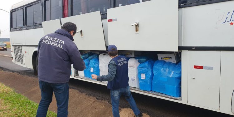 Receita Federal e PRF retêm ônibus de turismo com mercadorias descaminhadas