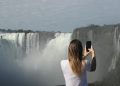 Visitante fotografando as Cataratas do Iguaçu –