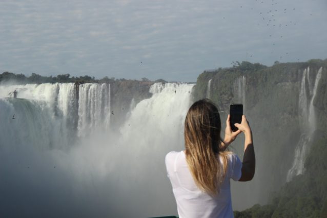 Visitante fotografando as Cataratas do Iguaçu –