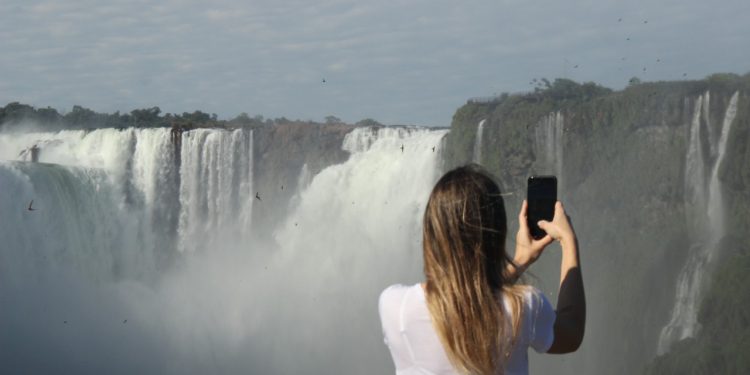 Visitante fotografando as Cataratas do Iguaçu –