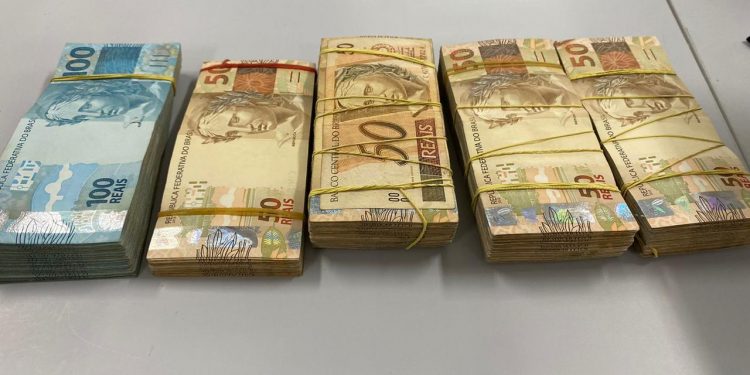 Mototaxista paraguaio é flagrado na Ponte da Amizade com mais de R$ 40 mil