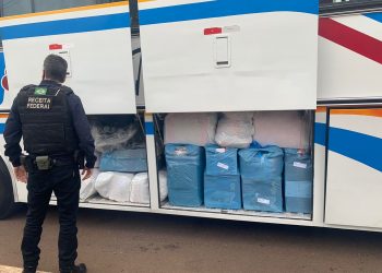 Três ônibus de turismo são retidos com mercadorias descaminhadas