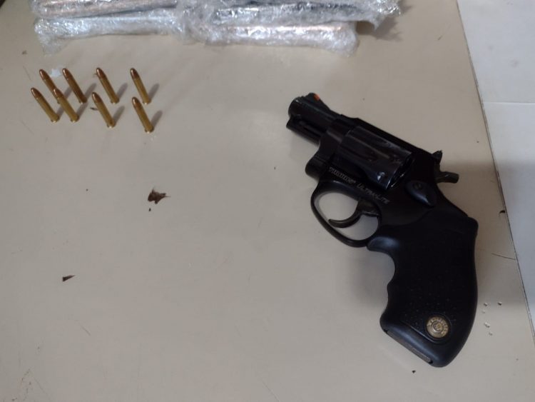 Polícia Militar apreende eletrônicos e arma de fogo na Vila Portes