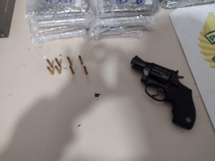 Polícia Militar apreende eletrônicos e arma de fogo na Vila Portes