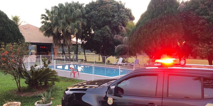 PF suspeita que empresa de transporte era utilizada para tráfico de drogas e armas em Foz do Iguaçu