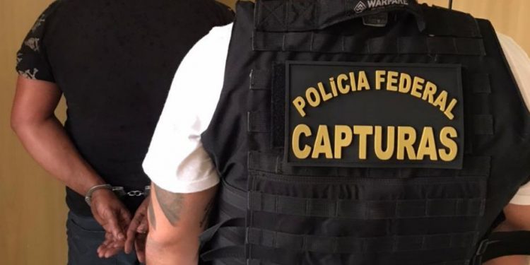PF prende homem com mandado por contrabando e utilização de rádio comunicador