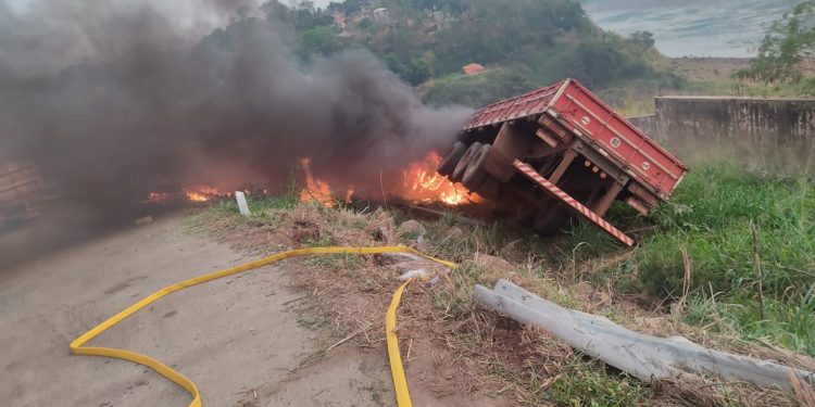 Caminhão incendeia após tombar na barranca do Rio Paraná
