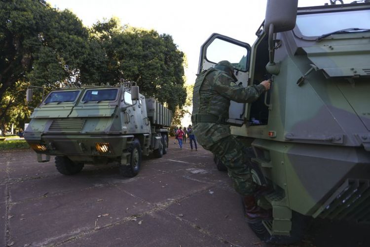 Marinha faz desfile com carros blindados na Esplanada dos Ministérios