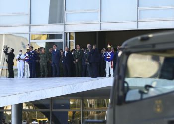 Marinha faz desfile com carros blindados na Esplanada dos Ministérios