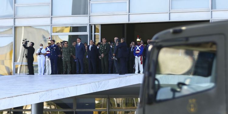 Marinha faz desfile com carros blindados na Esplanada dos Ministérios