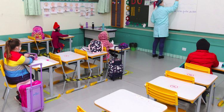 Prefeitura de Foz abre processo seletivo para contratação de professor e secretário de escola