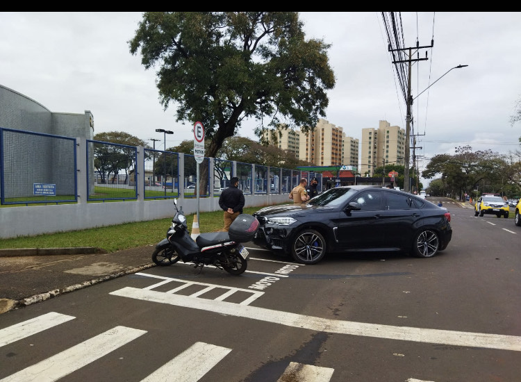 Veículo blindado é perseguido pela Polícia Militar e para em frente a Polícia Federal