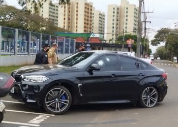 Veículo blindado é perseguido pela Polícia Militar e para em frente a Polícia Federal