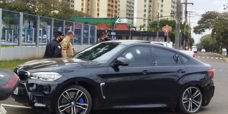 Veículo blindado é perseguido pela Polícia Militar e para em frente a Polícia Federal