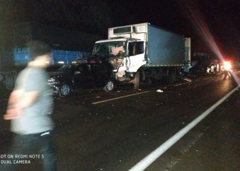 Acidente envolvendo vários veículos tem morte e muitos feridos na BR-277