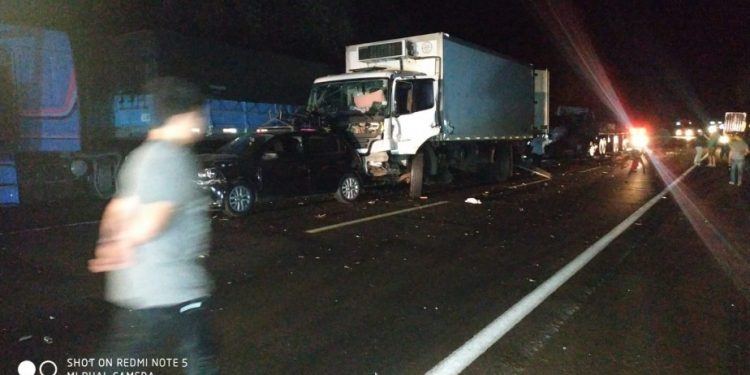 Acidente envolvendo vários veículos tem morte e muitos feridos na BR-277