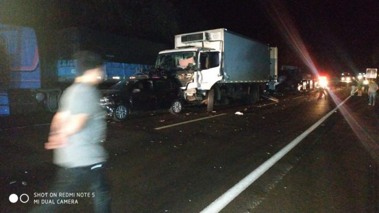 Acidente envolvendo vários veículos tem morte e muitos feridos na BR-277