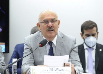 Ministro assina portaria com orientações para aulas presenciais