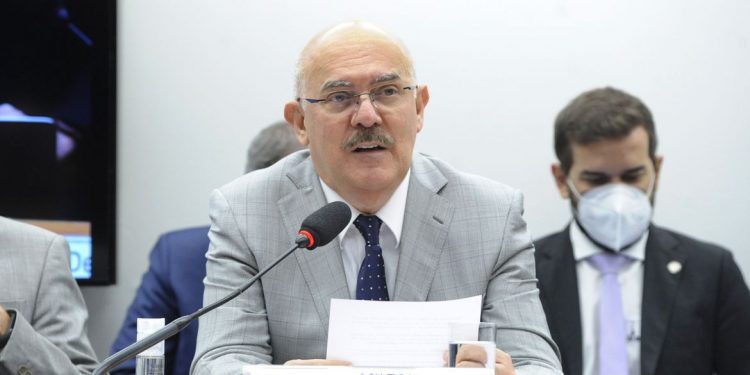 Ministro assina portaria com orientações para aulas presenciais