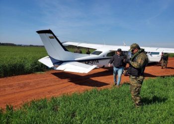Bolivianos são presos com 200 kg de cocaína e avião em Alto Paraná