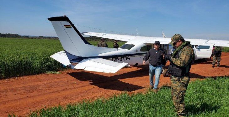 Bolivianos são presos com 200 kg de cocaína e avião em Alto Paraná