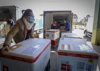 Estado inicia distribuição de doses para aplicação no público geral; veja a divisão