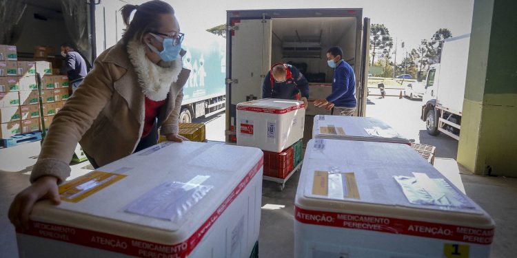 Estado inicia distribuição de doses para aplicação no público geral; veja a divisão