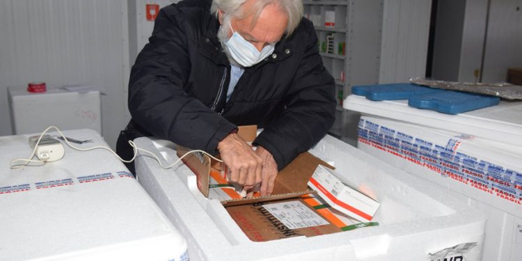 95,4 mil doses de vacinas contra Covid-19 chegam ao Paraná; mais 107,6 mil desembarcam à noite