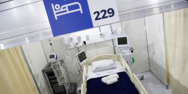 Covid-19: média móvel de mortes fica abaixo de mil pelo terceiro dia