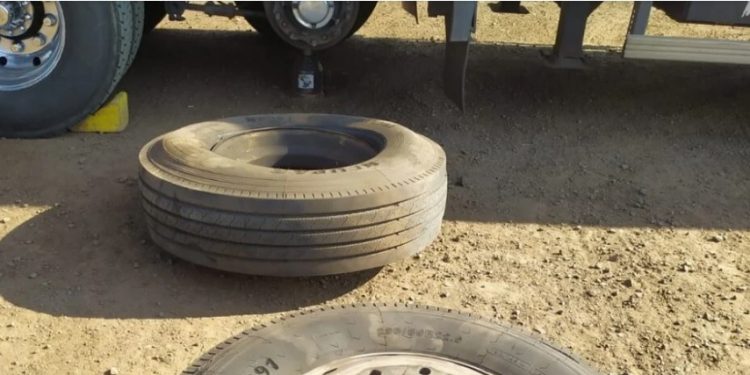 Borracheiro é arremessado por oito metros depois de pneu explodir e morre no Paraná