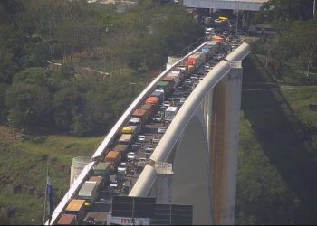 Greve de caminhoneiros no Paraguai afeta trânsito na Ponte da Amizade