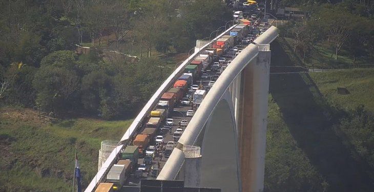 Greve de caminhoneiros no Paraguai afeta trânsito na Ponte da Amizade