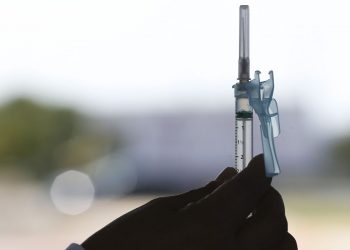 Ao vivo: ministro fala sobre aplicação de dose extra de vacina