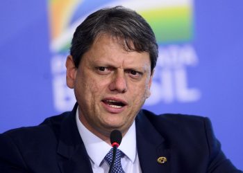 Governo quer que brasileiro voe mais, diz ministro da Infraestrutura