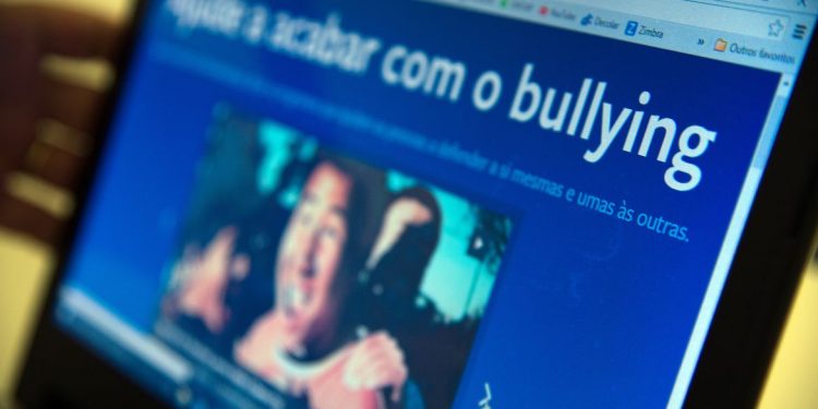 IBGE: um em cada dez estudantes já foi ofendido nas redes sociais