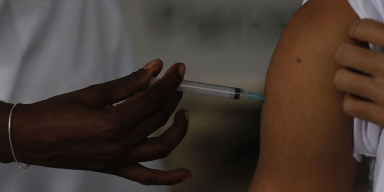 Covid-19: Brasil registra menor média móvel de casos em um dia