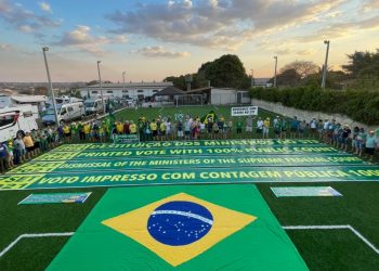 Iguaçuense segue acampada em Brasília à espera da destituição de ministros do STF