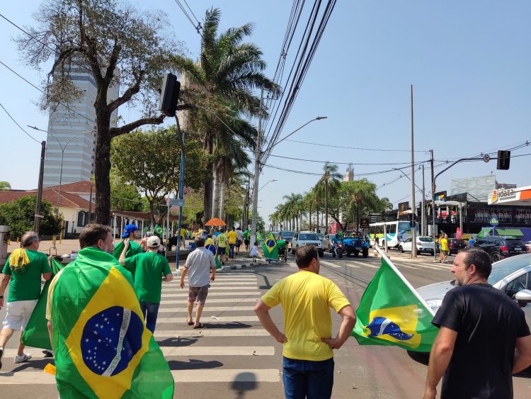 Manifestantes pró-governo vão às ruas em Foz contra o STF e por voto impresso