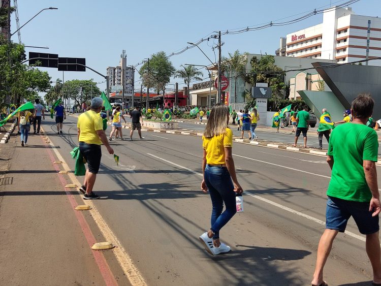 Manifestantes pró-governo vão às ruas em Foz contra o STF e por voto impresso