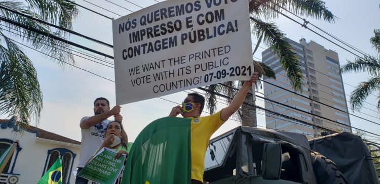 Manifestantes pró-governo vão às ruas em Foz contra o STF e por voto impresso