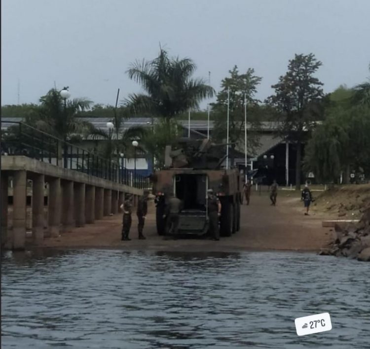 Blindado Guarani afunda durante treinamento no Lago de Itaipu