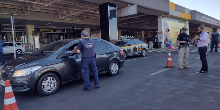 Motoristas de App irregulares passam a ser fiscalizados no Aeroporto de Foz do Iguaçu