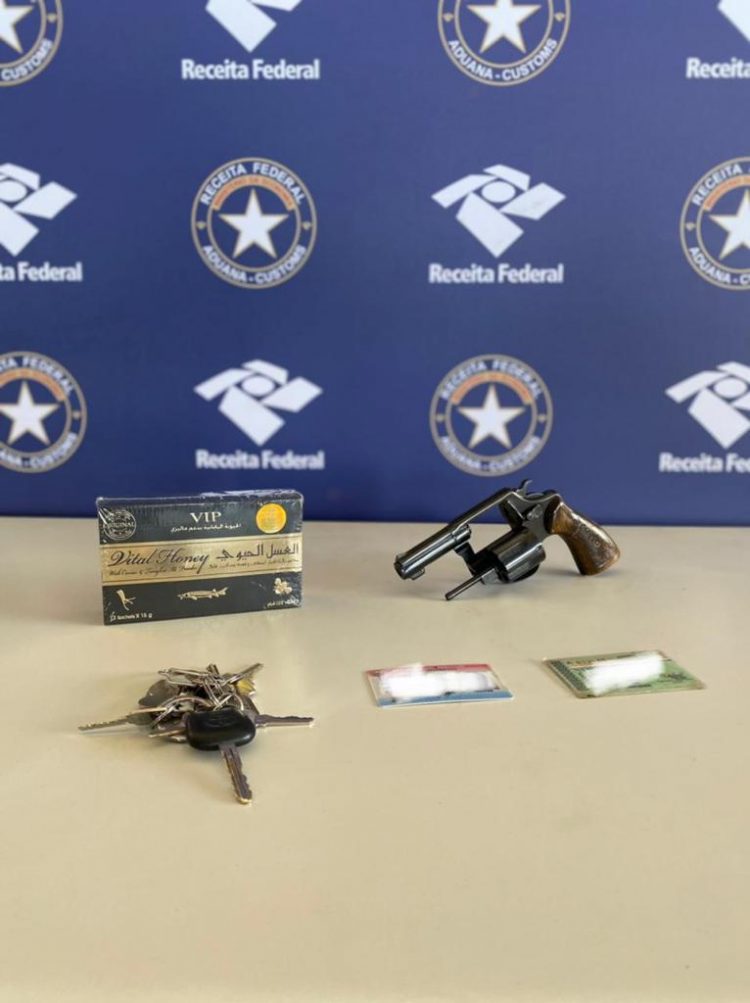 Taxista é preso com revólver 38 e estimulante sexual na Ponte da Amizade