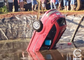 Veículo cai em esterqueira e casal morre